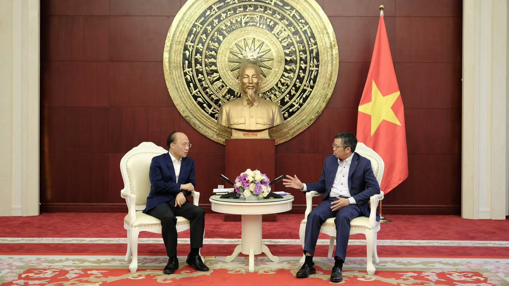 Đại sứ Phạm Thanh Bình (bên phải) và Phó Chủ tịch Khu tự trị dân tộc Choang Quảng Tây Liêu Phẩm Hổ.