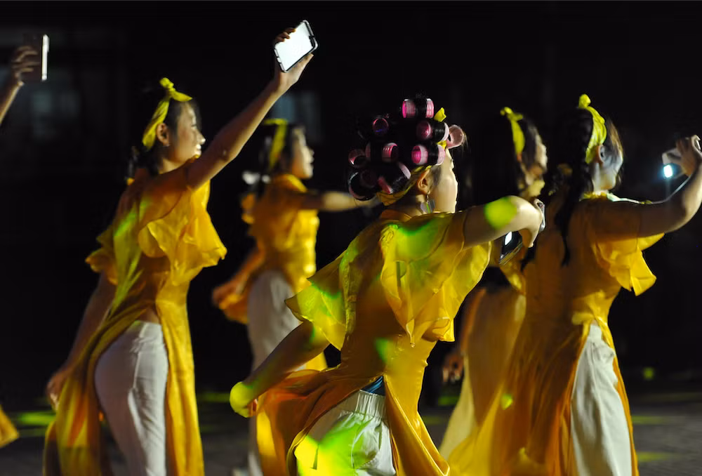 Học sinh Trường THPT Yên Hòa (Hà Nội) biểu diễn chương trình chào Xuân. Học sinh Trường THPT Yên Hòa (Hà Nội) biểu diễn chương trình chào Xuân.