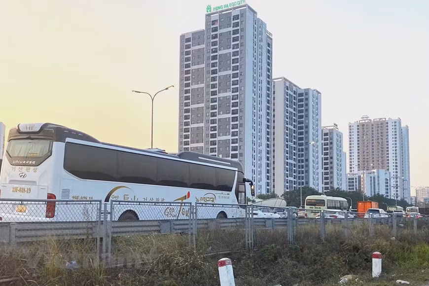 Giao thông ùn tắc khi nhiều người dân trở lại Thủ đô trong chiều 29/1 ảnh 14