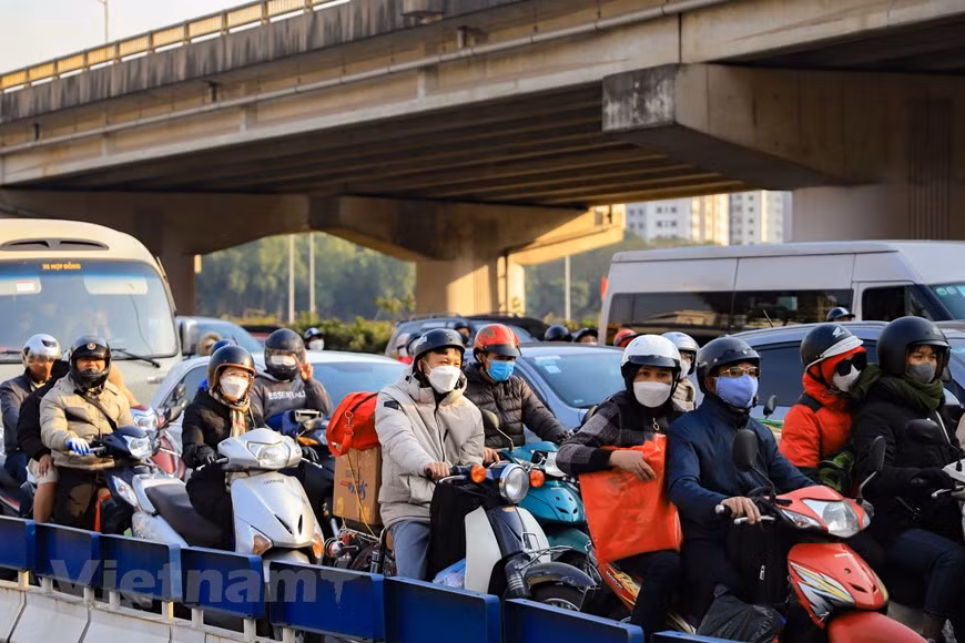 Giao thông ùn tắc khi nhiều người dân trở lại Thủ đô trong chiều 29/1 ảnh 8