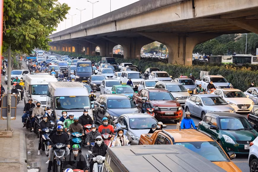Giao thông ùn tắc khi nhiều người dân trở lại Thủ đô trong chiều 29/1 ảnh 13
