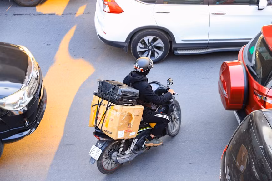 Giao thông ùn tắc khi nhiều người dân trở lại Thủ đô trong chiều 29/1 ảnh 12