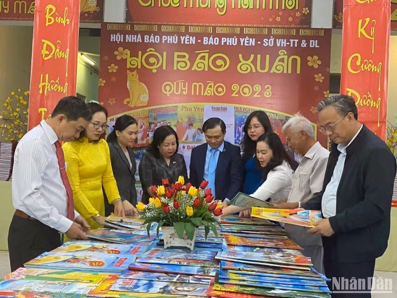 Các đồng chí lãnh đạo tỉnh Phú Yên tham dự Hội Báo Xuân Quý Mão 2003.