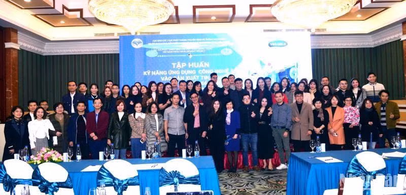 Đại biểu, phóng viên, biên tập viên chụp ảnh lưu niệm.