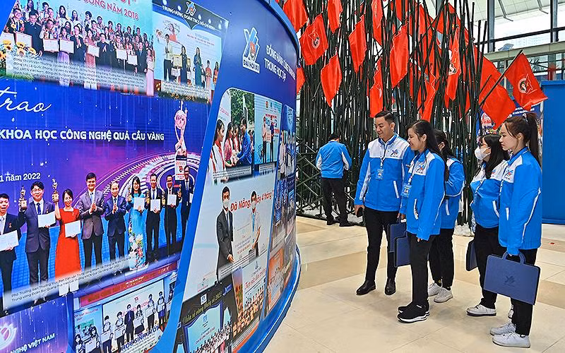 Các đại biểu tham quan triển lãm.