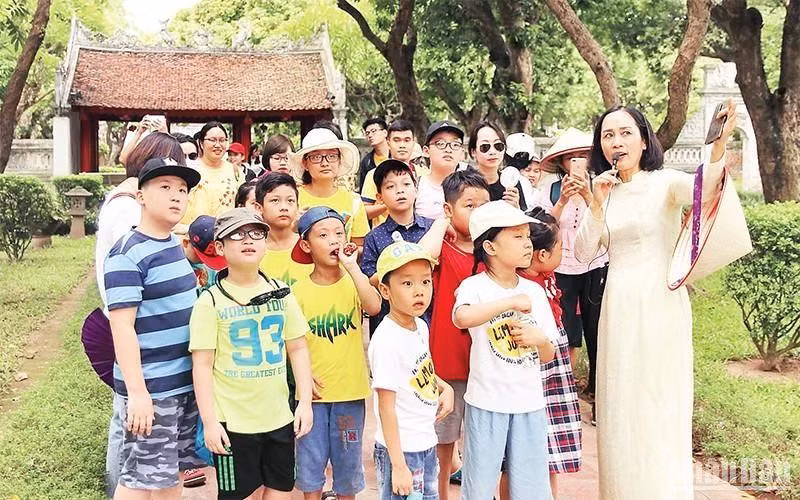 Các em học sinh tham quan, tìm hiểu về di tích Văn Miếu-Quốc Tử Giám tại Hà Nội. (Ảnh: Giang Nam)