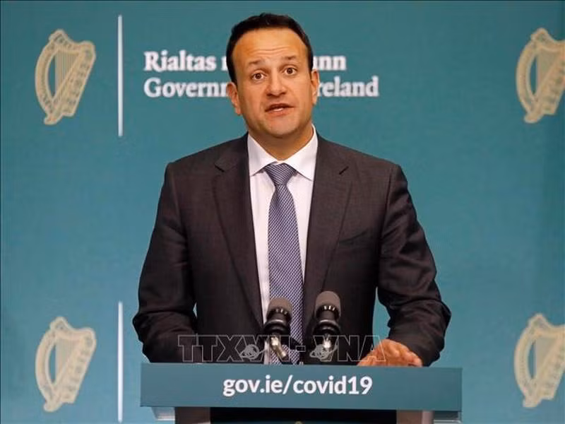 Thủ tướng Ireland Leo Varadkar trong cuộc họp báo tại Dublin ngày 10/4/2020. (Ảnh: AFP/TTXVN)