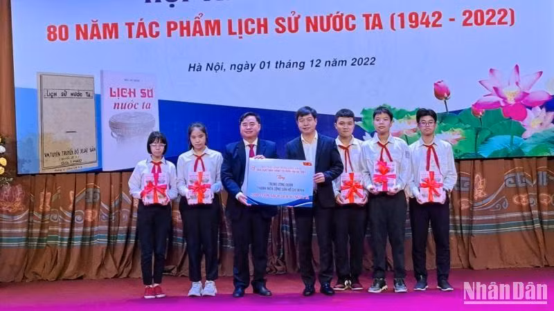 Đại diện lãnh đạo Nhà Xuất bản Chính trị quốc gia Sự thật trao sách Lịch sử nước ta tặng đại diện Trung ương Đoàn Thanh niên Cộng sản Hồ Chí Minh và một số đoàn viên tiêu biểu. 