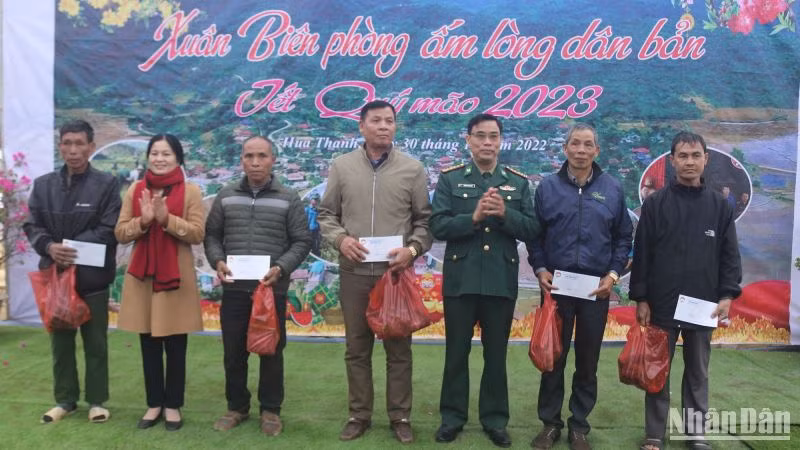 Đại tá Nguyễn Thanh Dịu, Chính ủy Bộ chỉ huy Bộ đội Biên phòng tỉnh Điện Biên tặng quà các gia đình tiêu biểu thuộc hai xã biên giới Hua Thanh và Mường Pồn.