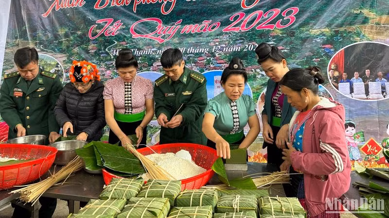 Nhân dân hai xã Hua Thanh, Mường Pồn cùng cán bộ chiến sĩ Đồn Biên phòng Mường Pồn gói bánh chưng dành tặng hộ nghèo.