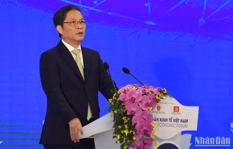 Đồng chí Trần Tuấn Anh, Ủy viên Bộ Chính trị, Trưởng Ban Kinh tế Trung ương phát biểu tại Phiên toàn thể cấp cao Diễn đàn Kinh tế Việt Nam lần thứ 5.