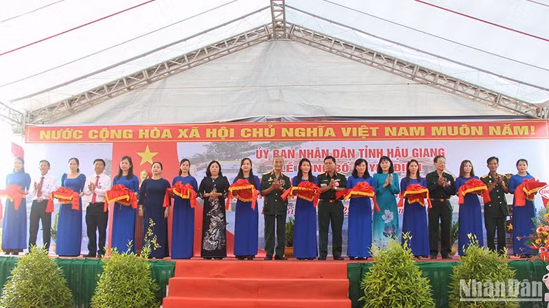 Nghi thức cắt băng khánh thành công trình.