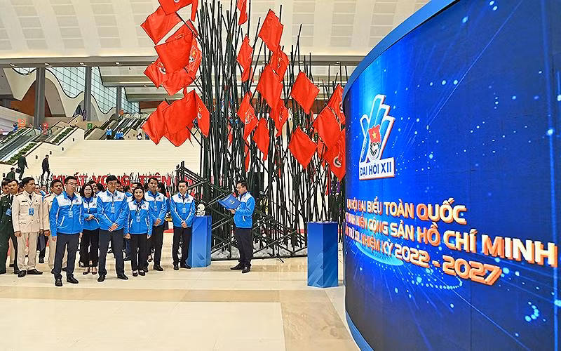 Các đồng chí Bí thư Trung ương Đoàn và đại biểu dự lễ khai mạc triển lãm.