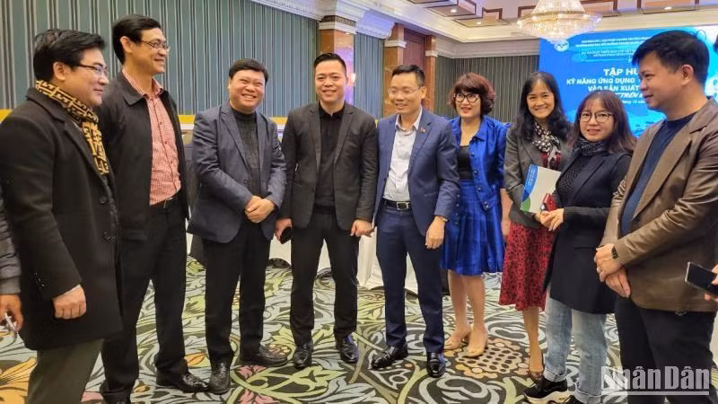 Các đại biểu trao đổi tại khóa tập huấn.