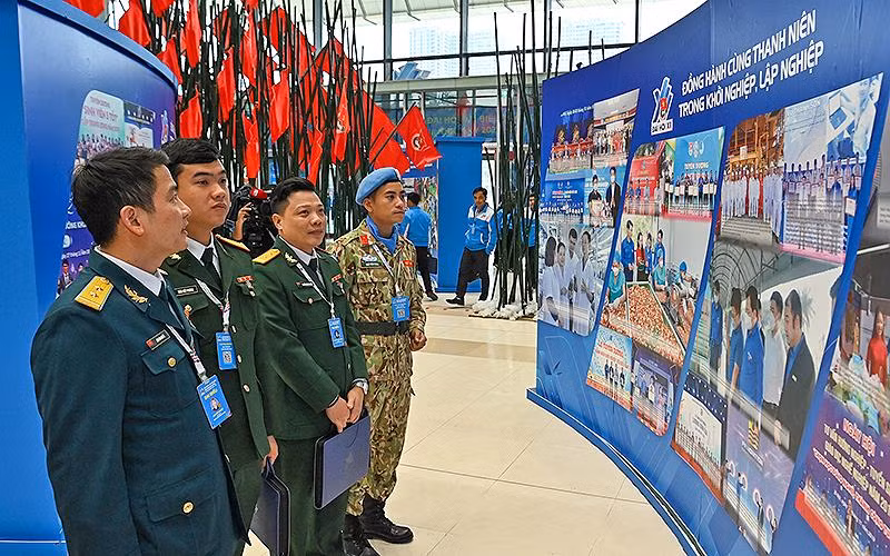 Đại biểu thanh niên khối quân đội tham quan triển lãm.