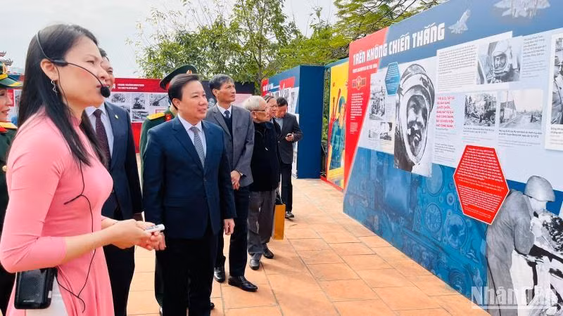 Công chúng đến tham quan triển lãm.