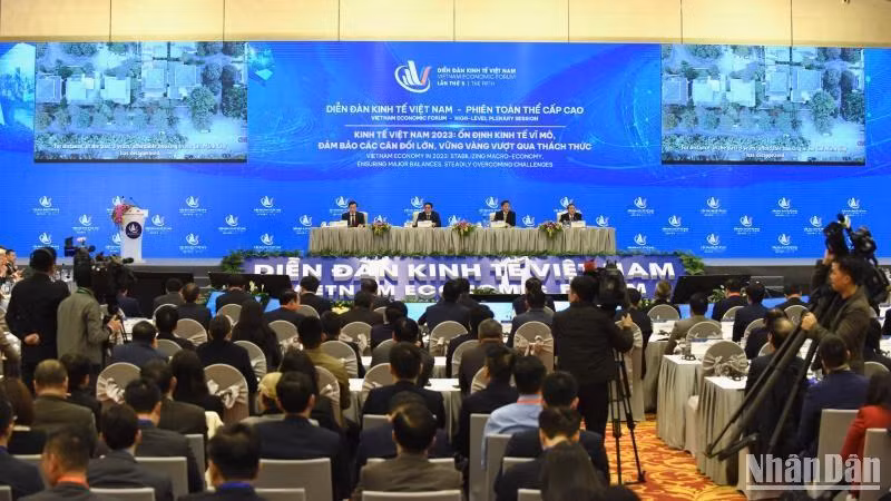 Phiên toàn thể cấp cao Diễn đàn Kinh tế Việt Nam lần thứ 5.