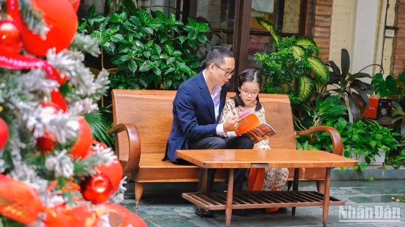 Dịch giả nhí Lily và bố.