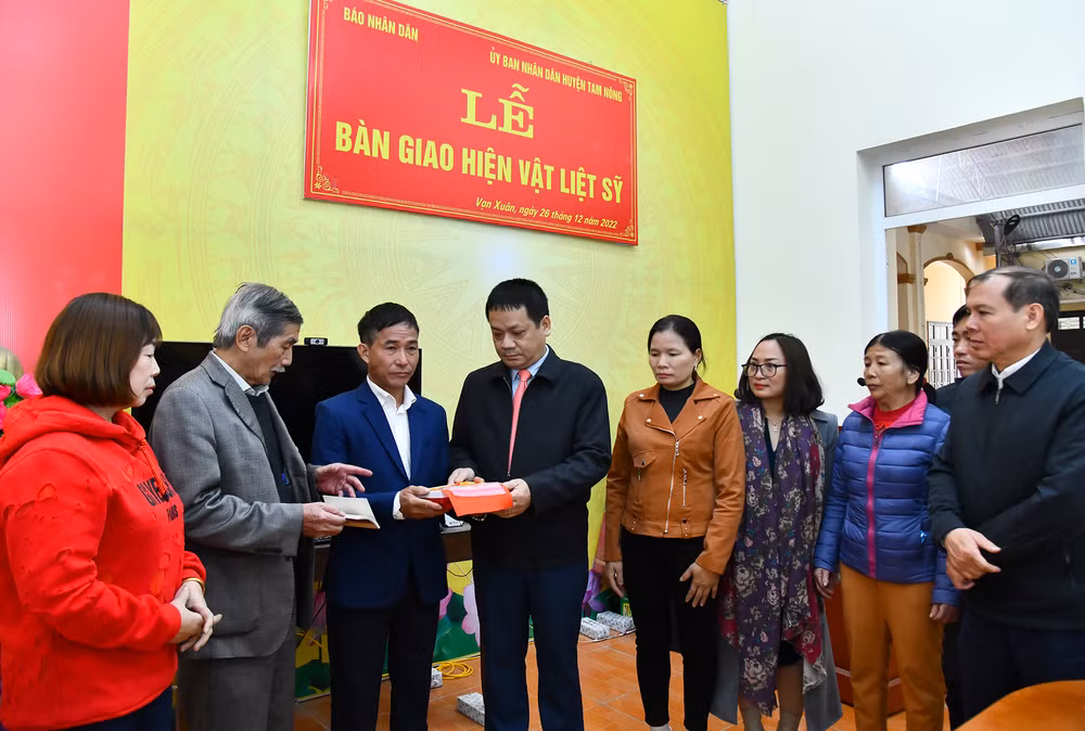 Đồng chí Phạm Song Hà, Ủy viên Ban Biên tập, Trưởng Ban Chính trị-Xã hội Báo Nhân Dân trao kỷ vật cho thân nhân liệt sĩ Phạm Tuấn Tài tại trụ sở UBND xã Vạn Xuân, huyện Tam Nông (Phú Thọ). Đồng chí Phạm Song Hà, Ủy viên Ban Biên tập, Trưởng Ban Chính trị-Xã hội Báo Nhân Dân trao kỷ vật cho thân nhân liệt sĩ Phạm Tuấn Tài tại trụ sở UBND xã Vạn Xuân, huyện Tam Nông (Phú Thọ).