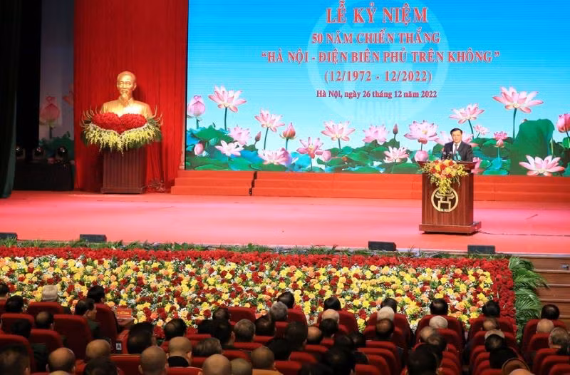 Bí thư Thành ủy Hà Nội Đinh Tiến Dũng đọc diễn văn tại lễ kỷ niệm.