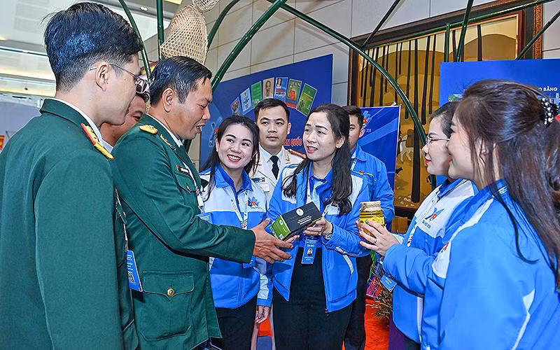 Đoàn viên, thanh niên Cụm miền núi Đông Bắc Bộ giới thiệu các sản phẩm truyền thống vùng miền với đại biểu.