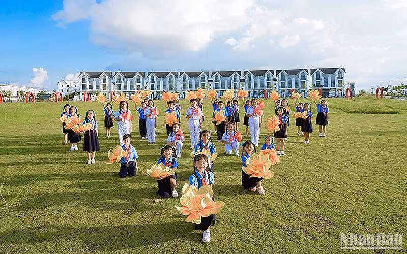 Một cảnh quay trong MV “Tiến bước lên Đoàn”.