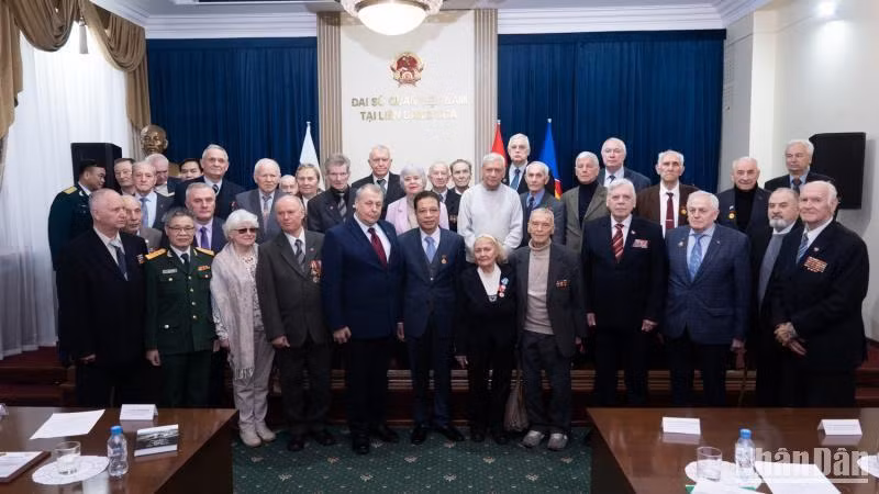 Các cựu chiến binh Nga chụp ảnh lưu niệm. (Ảnh: Thanh Thể)