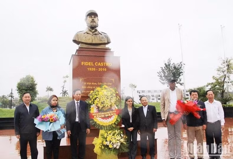 Đoàn đại biểu Báo Granma và lãnh đạo tỉnh Quảng Trị đặt vòng hoa tưởng niệm tại Công viên Fidel.