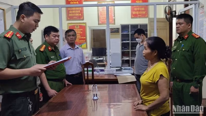Cơ quan Công an tỉnh Lạng Sơn công bố lệnh bắt bị can Vũ Thị Nga (sinh 1965, trú tại khối 2, phường Vĩnh Trại, thành phố Lạng Sơn) để tạm giam theo đúng quy định của pháp luật. (Ảnh: Công an tỉnh Lạng Sơn cung cấp).
