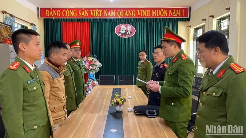 Cơ quan cảnh sát điều tra Công an tỉnh Sơn La thi hành lệnh bắt tạm giam Nguyễn Như Thành.