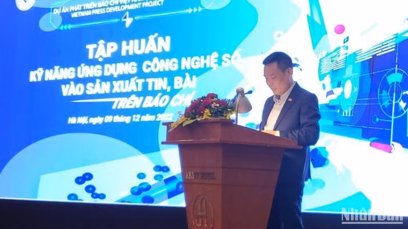 Ông Đặng Khắc Lợi, Phó Cục trưởng Cục Báo chí (Bộ Thông tin và Truyền thông) phát biểu khai mạc khóa tập huấn.