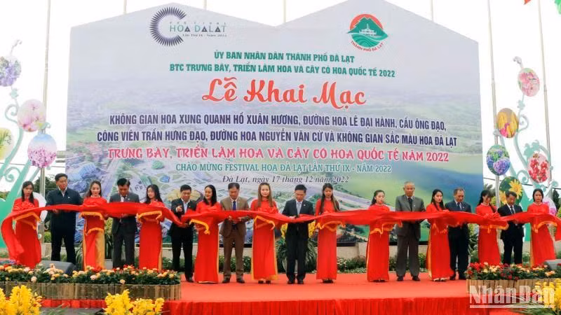 Các đại biểu thực hiện nghi thức khai mạc không gian hoa và triển lãm hoa quốc tế.