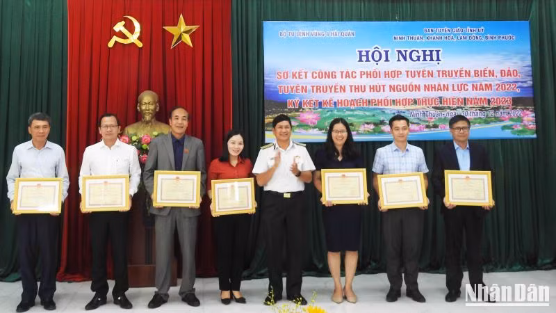 Bộ Tư lệnh vùng 4 Hải quân tặng Giấy khen cho 8 cá nhân có thành tích xuất sắc trong công tác phối hợp tuyên truyền biển, đảo năm 2022.