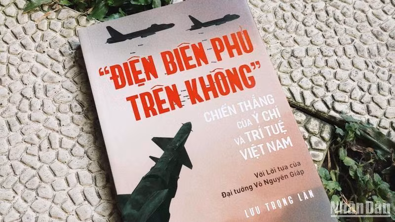Bìa cuốn sách “Điện Biên Phủ trên không”: Chiến thắng của ý chí và trí tuệ Việt Nam”.