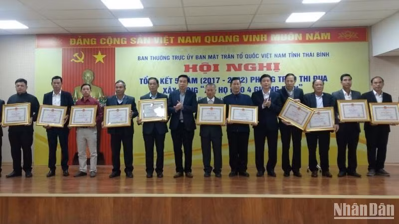 Lãnh đạo Ủy ban Mặt trận Tổ quốc Việt Nam tỉnh Thái Bình và Ban Dân vận Tỉnh ủy Thái Bình trao Bằng khen cho tập thể, cá nhân đạt thành tích xuất sắc trong thực hiện phong trào thi đua “Xứ, họ đạo 4 gương mẫu”.