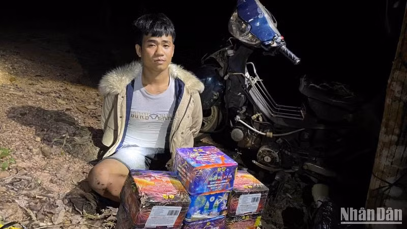 Đối tượng Trần Minh Hoàng và tang vật bị bắt giữ.