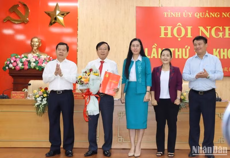 Trao quyết định của Ban Bí thư chuẩn y đồng chí Lương Kim Sơn, tham gia Ban Thường vụ Tỉnh ủy Quảng Ngãi, nhiệm kỳ 2020-2025.