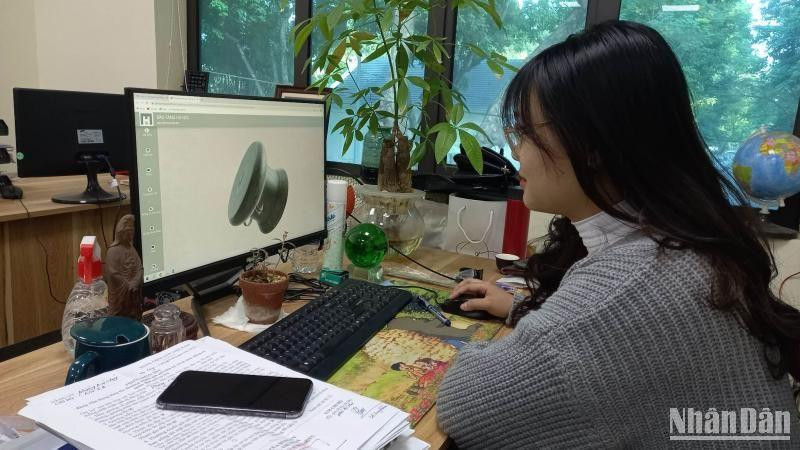 Khách tham quan khám phá Bảo vật quốc gia trong không gian ảo.