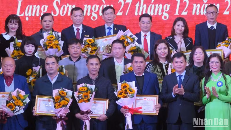 Các đơn vị, doanh nghiệp, nhà hảo tâm được trao giấy chứng nhận ủng hộ quỹ Nhân đạo của tỉnh.