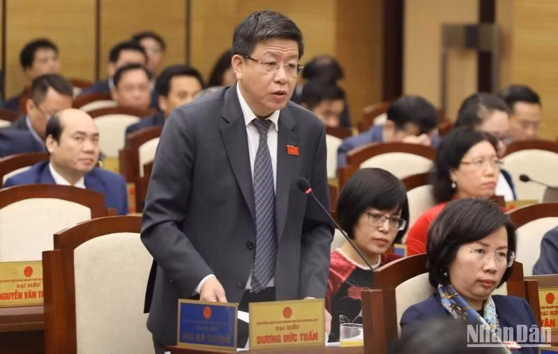 Phó Chủ tịch Ủy ban nhân dân thành phố Hà Nội Dương Đức Tuấn báo cáo tại kỳ họp.