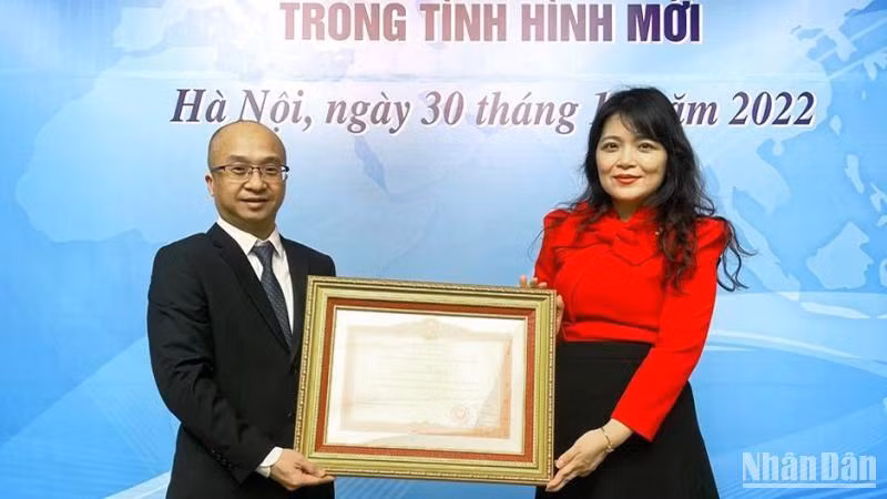 Đại diện Công ty TNHH AstraZeneca Việt Nam (phải) nhận Bằng khen của Thủ tướng Chính phủ. (Ảnh: Công ty cung cấp).