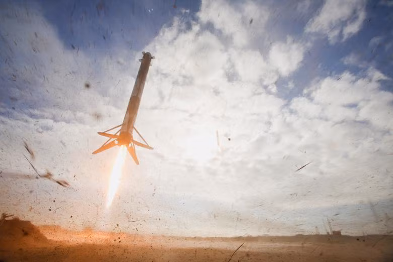 Một tên lửa đẩy phụ hạng nặng của SpaceX Falcon hạ cánh sau khi phóng thực hiện nhiệm vụ cho Lực lượng Không gian Hoa Kỳ tại Cape Canaveral, Florida, ngày 1/11. (Ảnh: Reuters)