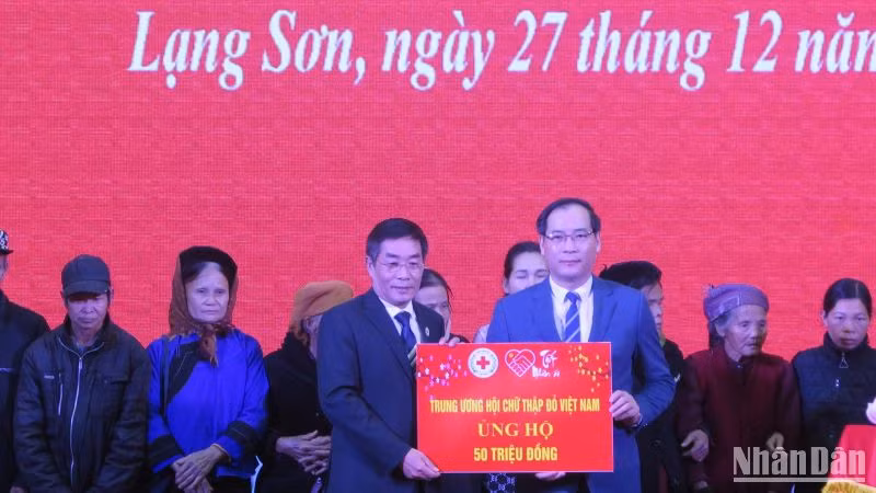 Đại diện lãnh đạo UBND tỉnh Lạng Sơn tiếp nhận sự ủng hộ của các đơn vị, doanh nghiệp, nhà hảo tâm, trao và tặng quà ủng hộ vào Quỹ nhân đạo của tỉnh.