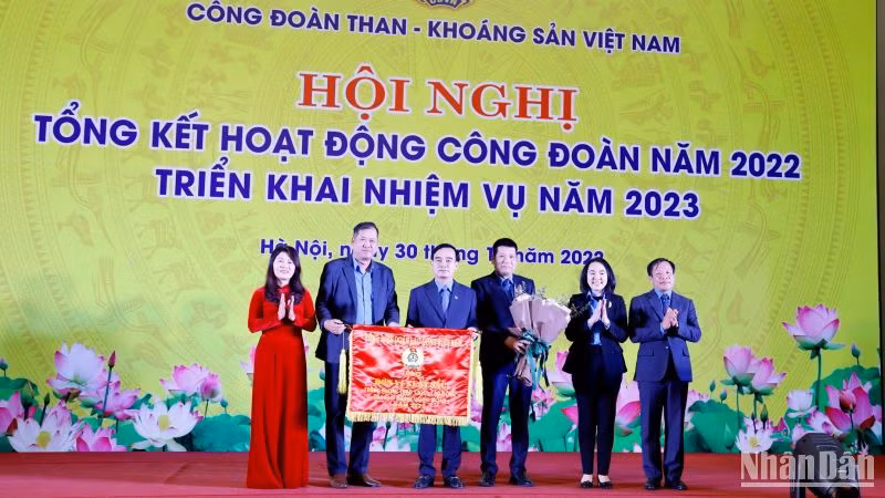 Công đoàn Than-Khoáng sản Việt Nam nhận cờ Xuất sắc toàn diện của Tổng Liên đoàn lao động Việt Nam. 