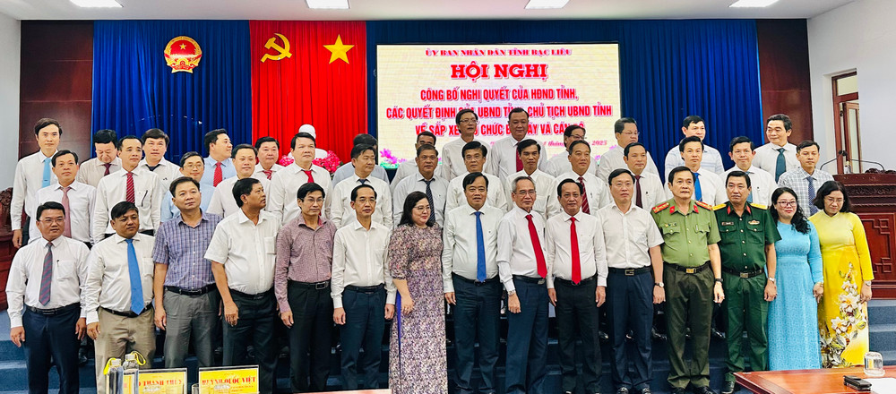 Các đồng chí trong Ban Thường vụ Tỉnh ủy Bạc Liêu với các đồng chí vừa được trao quyết định giám đốc, phó giám đốc các sở trực thuộc Ủy ban nhân dân tỉnh. Ảnh: TRỌNG DUY