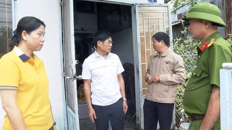 Thường trực Tỉnh ủy Bạc Liêu (áo trắng, giữa) xuống hiện trường khu vực sạt lở nghiêm trọng địa phận phường 5 kiểm tra, chỉ đạo khắc phục hậu quả.