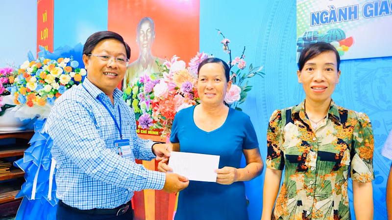 Lãnh đạo Phòng Giáo dục và Đào tạo thành phố Bạc Liêu (tỉnh Bạc Liêu) trao quà Tết của đơn vị cho những giáo viên có hoàn cảnh khó khăn.