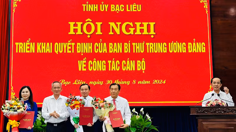 Các đồng chí nhận Quyết định của Ban Bí thư Trung ương Đảng. (Ảnh: TRỌNG DUY)