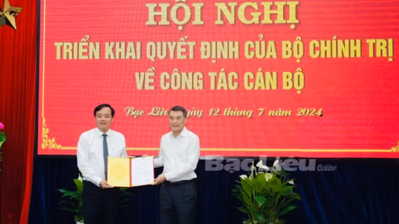 Đồng chí Lê Minh Hưng trao quyết định của Bộ Chính trị cho đồng chí Huỳnh Quốc Việt.