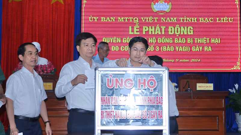 Các đồng chí trong Ban Thường vụ Tỉnh ủy Bạc Liêu đóng góp ủng hộ đồng bào các tỉnh miền bắc bị thiệt hại nặng nề do bão số 3 gây ra.